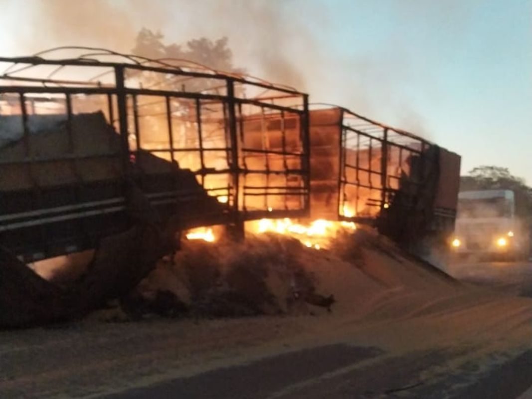 Carreta de soja pega fogo e interdita parcialmente a LMG 628 em Unaí