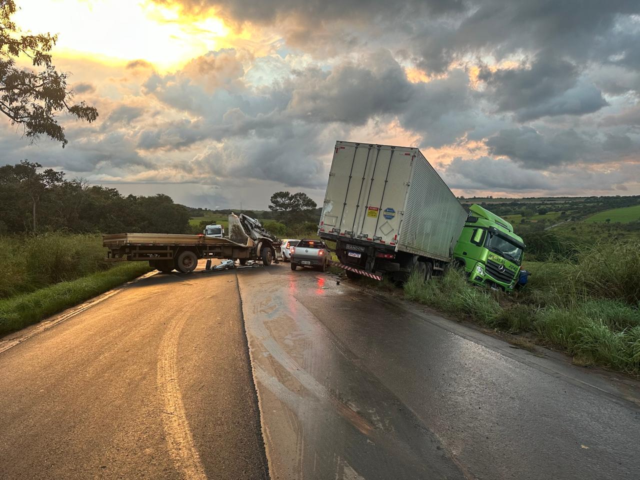 Carreta derrapa em pista molhada e provoca acidente com caminhão na MGC-354 em …