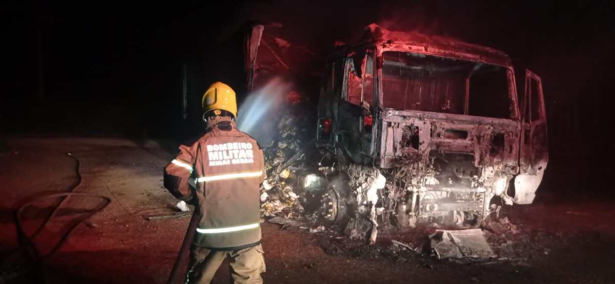CARRETA CARREGADA DE ALIMENTOS DA PIF-PAF PEGA FOGO EM FRENTE A …