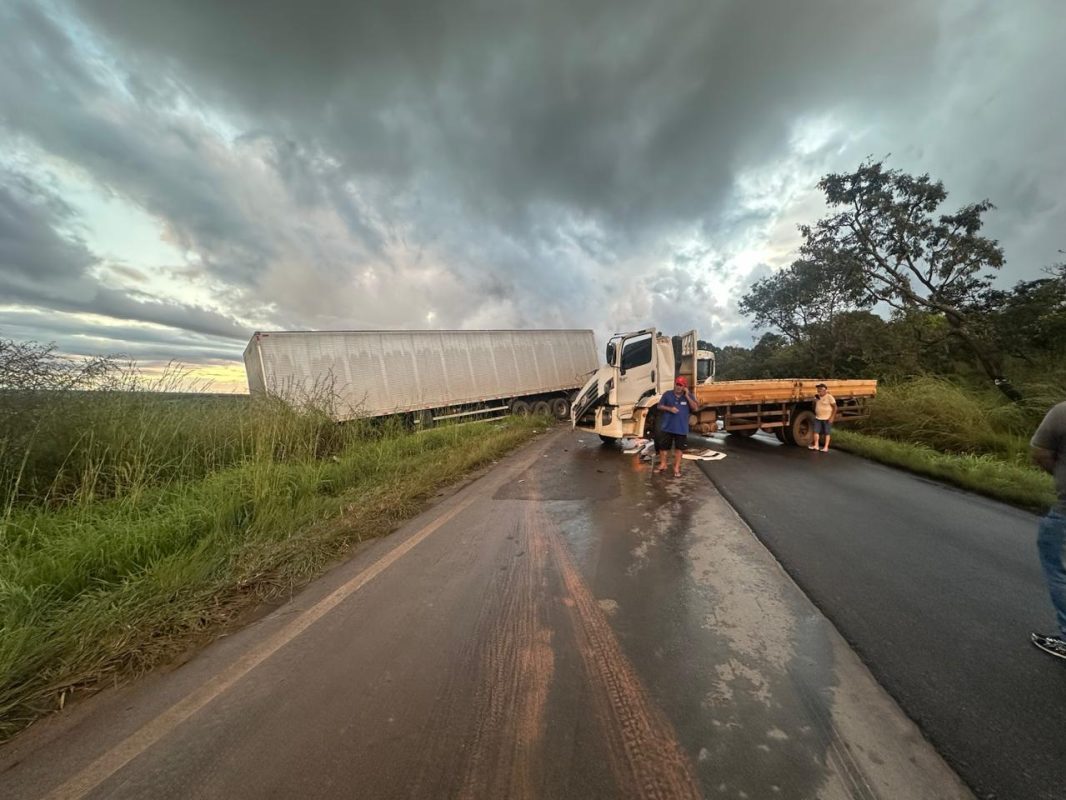 Presidente Olegário – Cabine de caminhão fica destruída em acidente na MGC-354