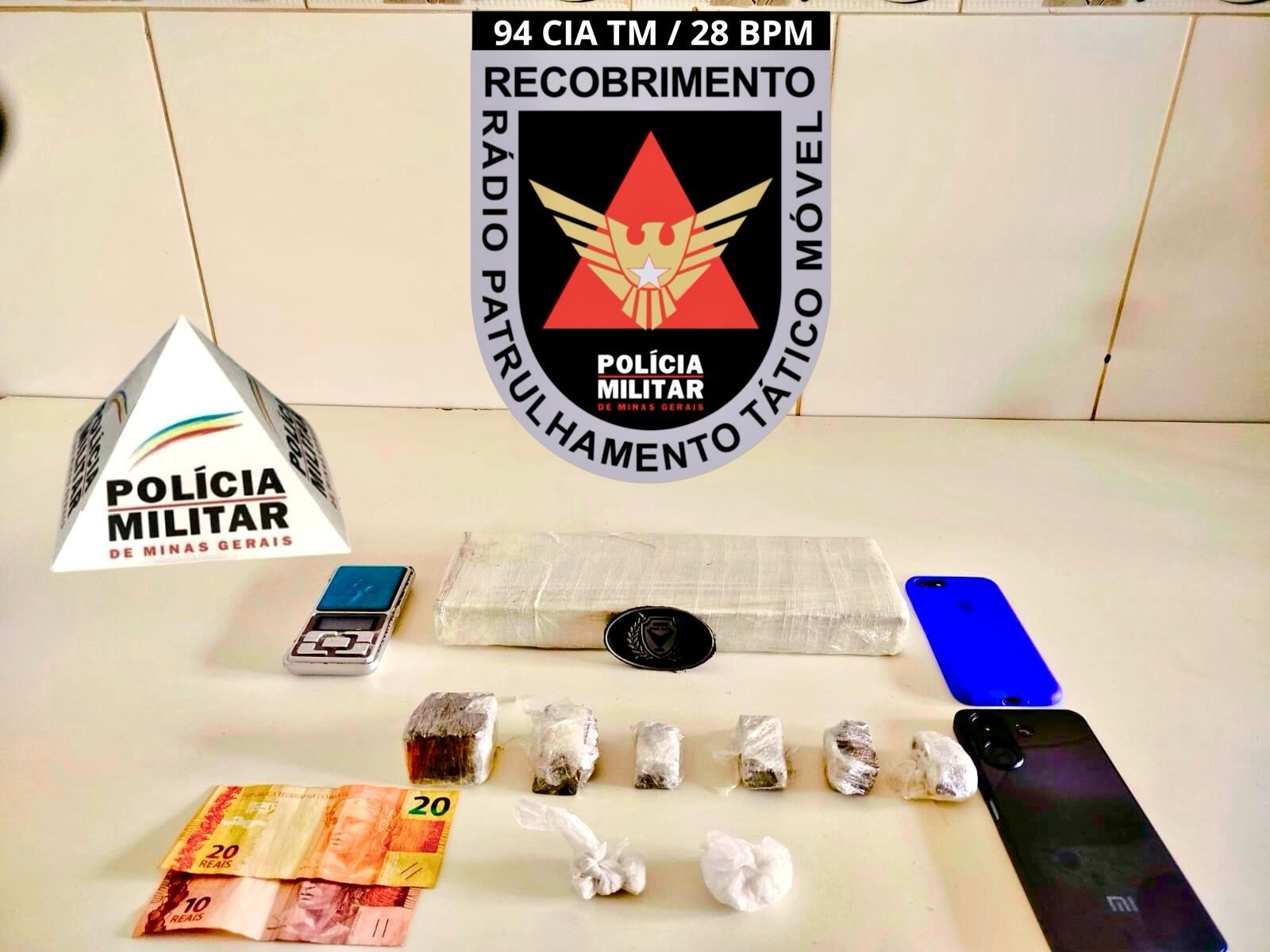 Denúncia de briga de casal resulta em apreensão de drogas e prisão de homem em Unaí