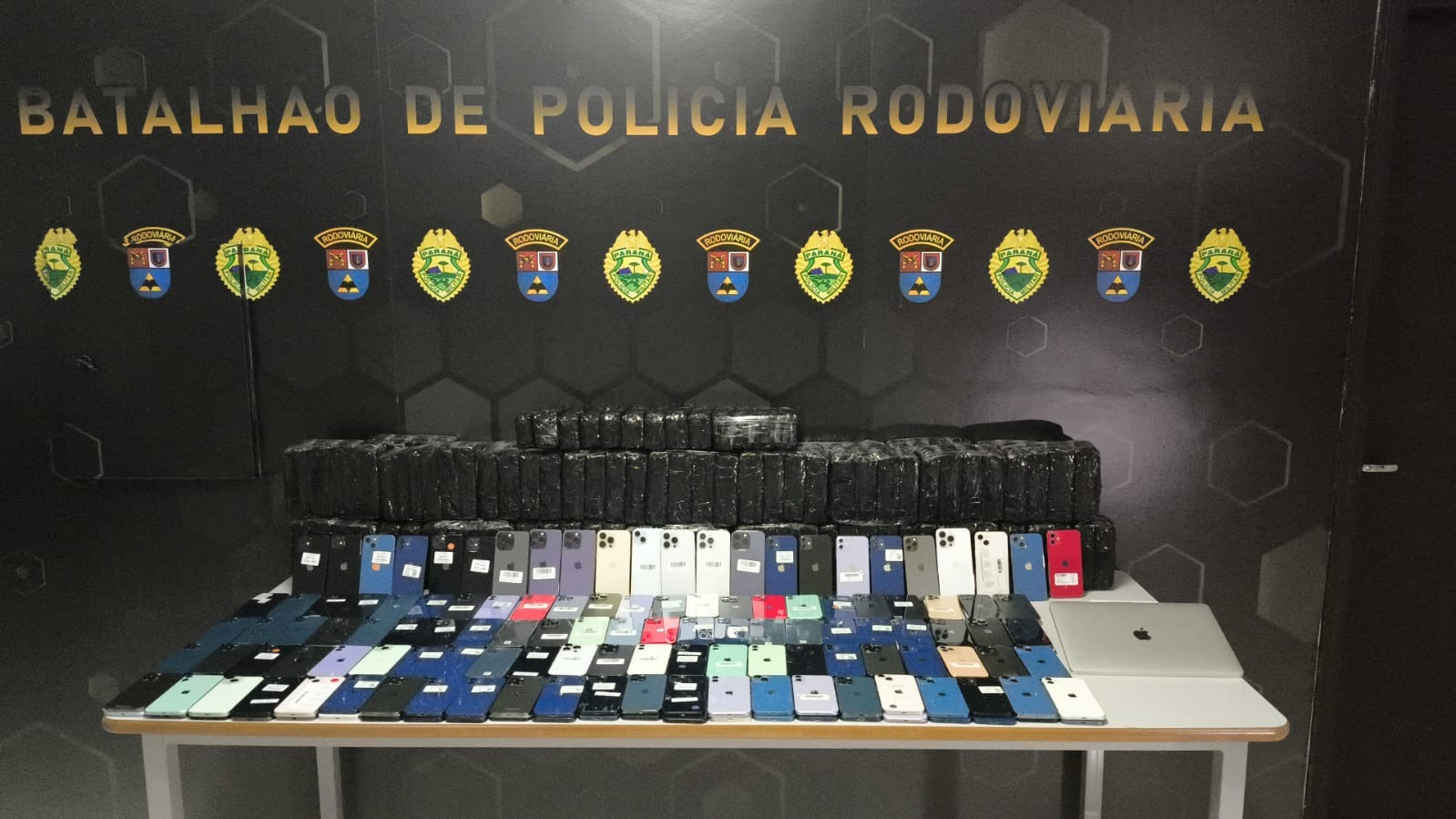 BPRv apreende R$ 2,5 milhões em iPhones escondidos em carreta que saiu de Cascavel