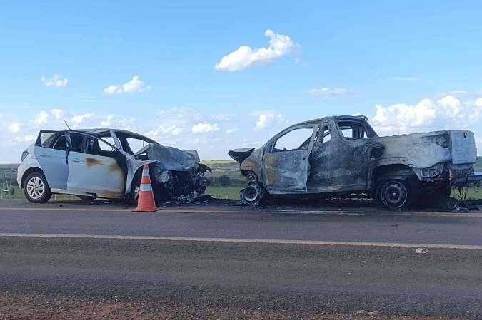 Condutores ficam feridos após dois carros pegarem fogo em colisão na BR-251