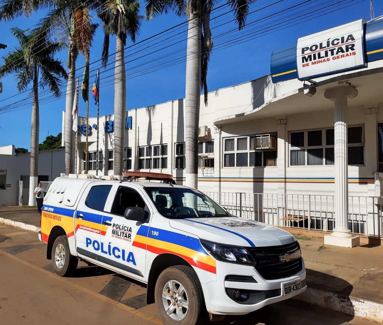 Após relatos de tiros, homem é flagrado armado, de roupa íntima, ouvindo som alto e … – G1